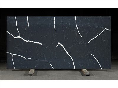 Qora marmar ko'rinadigan kvartsli tosh katta tomirli